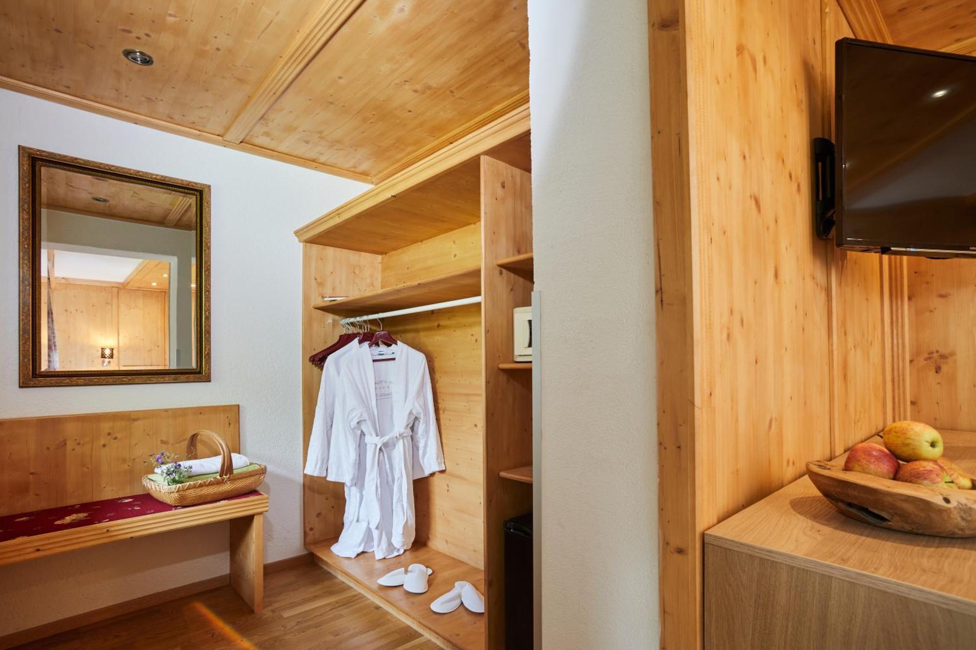Hotel Hubertushof - Ihr Hotel Mit Herz Leutasch Room photo